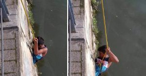 Il bambino si era calato giù per il muro del canale e si era infilato in un buco. Molta gente guardava senza capire cosa stesse facendo, ma quando ha tirato fuori il braccio da quel buco tutti lo hanno applaudito. Adesso è un piccolo eroe.