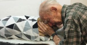 Un uomo di 96 anni si aggrappa al suo cane deceduto dopo la recente morte di sua moglie