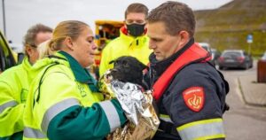 Uomo si tuffa nell’acqua gelata per salvare il proprio cucciolo caduto in mare