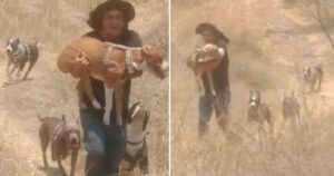 Uomo corre con il suo cane disabile in braccio per farlo divertire insieme ai suoi fratelli (VIDEO)