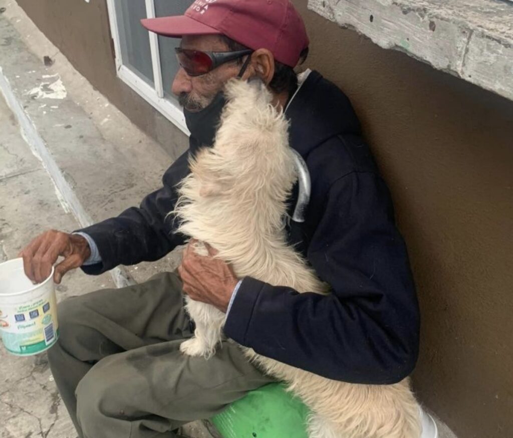 Don Mario con il suo cane