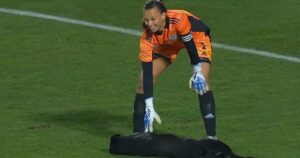 Labrador si intrufola nel campo per farsi accarezzare la pancia durante una partita di calcio internazionale (VIDEO)