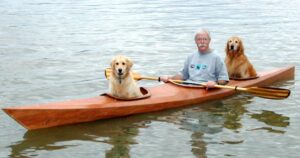 Uomo costruisce un Kayak speciale per i suoi Golden Retriever