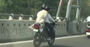 Uomo viaggia con il suo Golden Retriever in moto e crea indignazione (VIDEO)