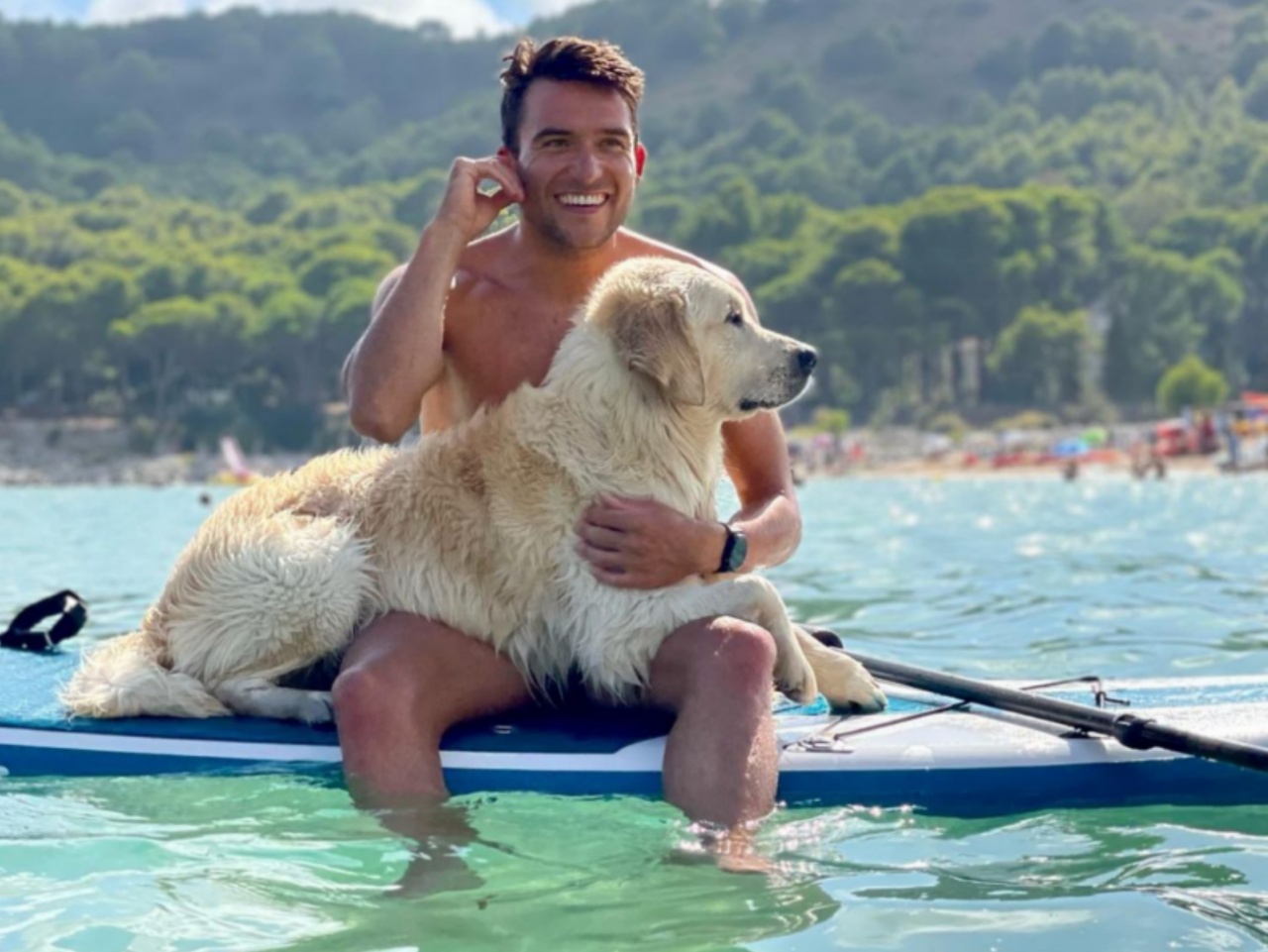 Golden Retriever non sa proprio stare in acqua senza gli abbracci del suo caro papà